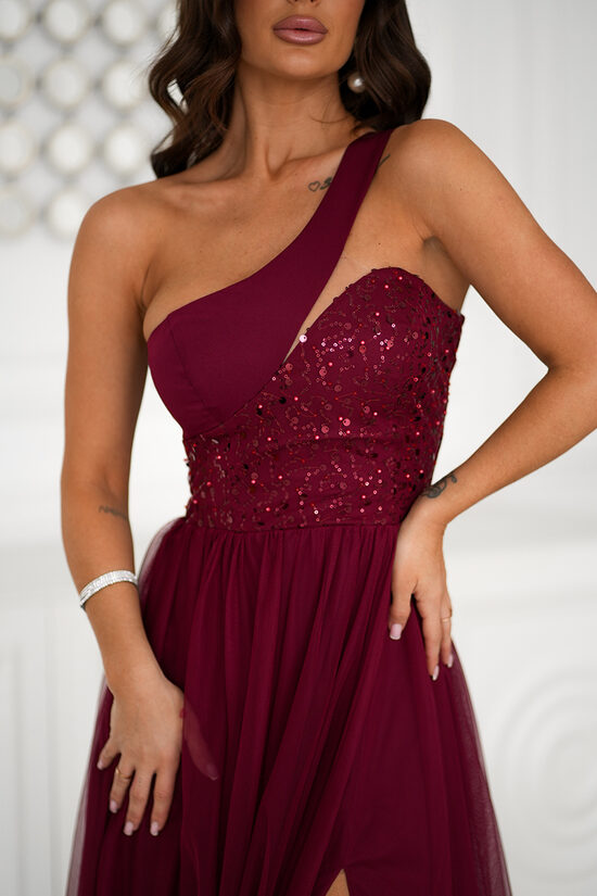 Tilla vakarkleita ar fliteriem un šķēlumu