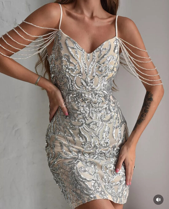 Vakarkleita ar fliteriem un pērļu dekoru