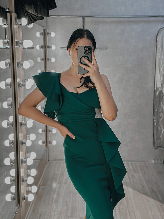 Smaragdzaļa kleita svētkiem