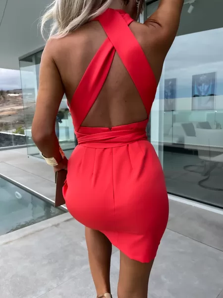 Mini kleita ar atkailinātu muguru