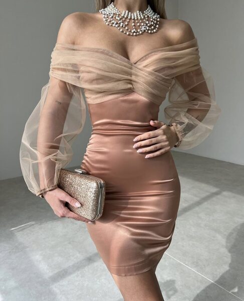 Kokteiļkleita ar tilla piedurknēm