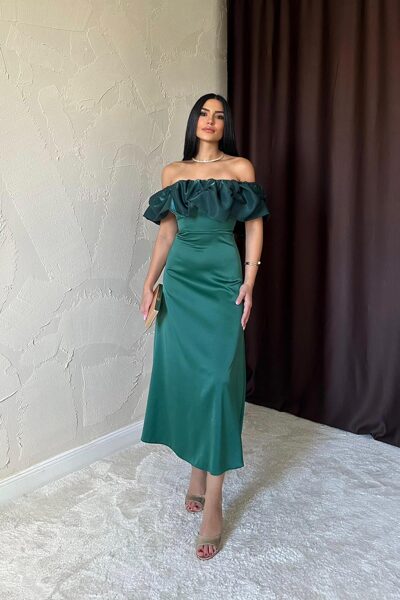 A silueta svētku kleita