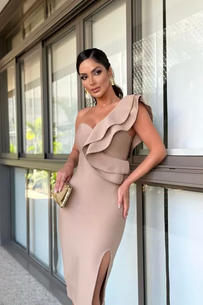 Asimetriska kleita ar dziļu šķēlumu 